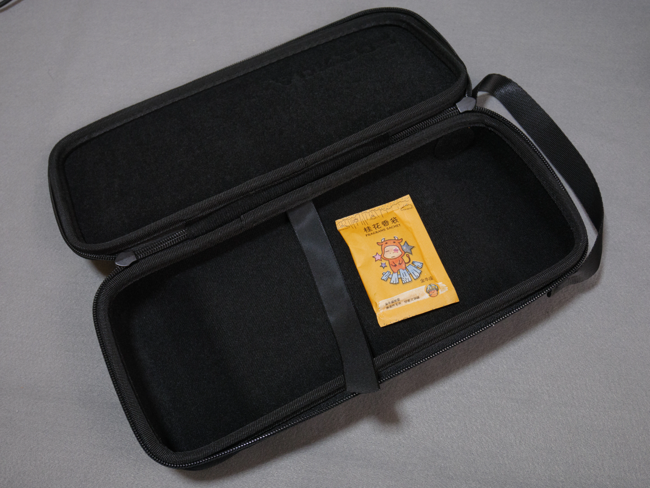 ケースを開ける なんか入ってた