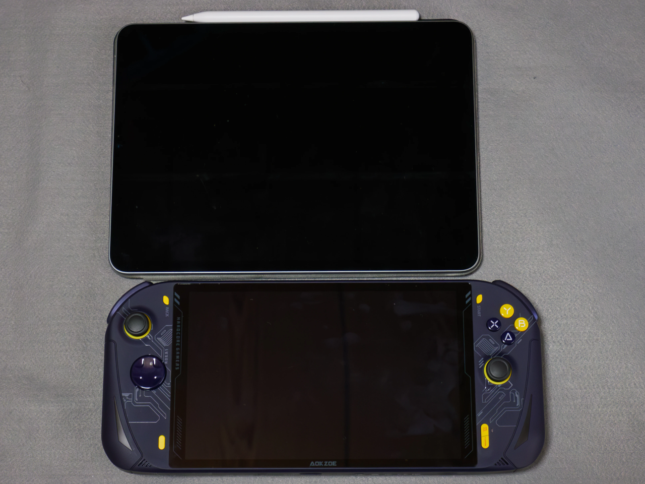 iPadと比較してみる 厚さは表現できていないが、もちろん下の方が分厚い