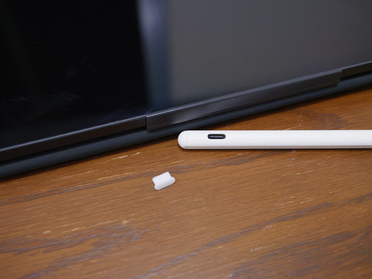 USB-Cで充電しますが、カバーは独立しています