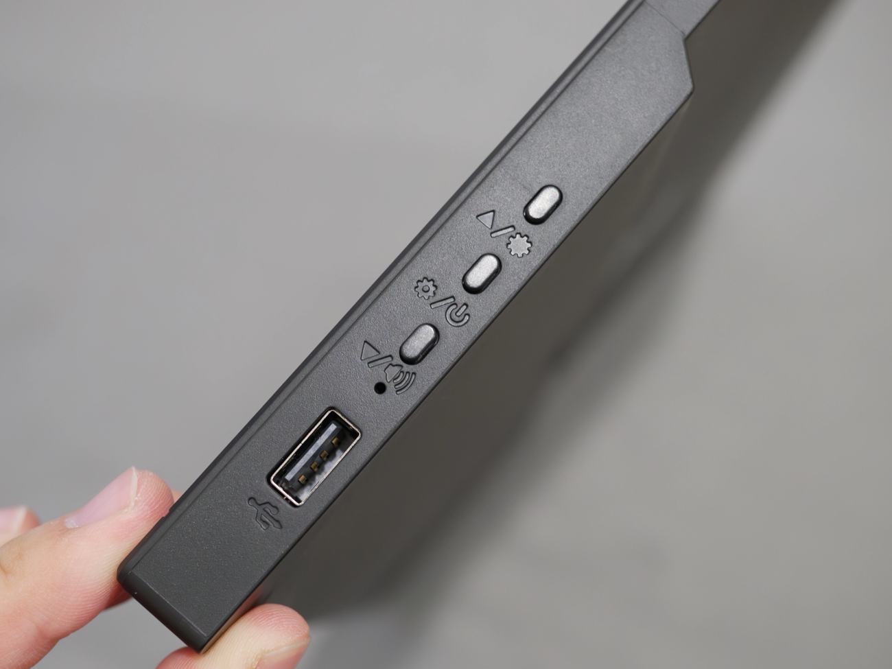 右側面ボタン類 USB-A端子もあります