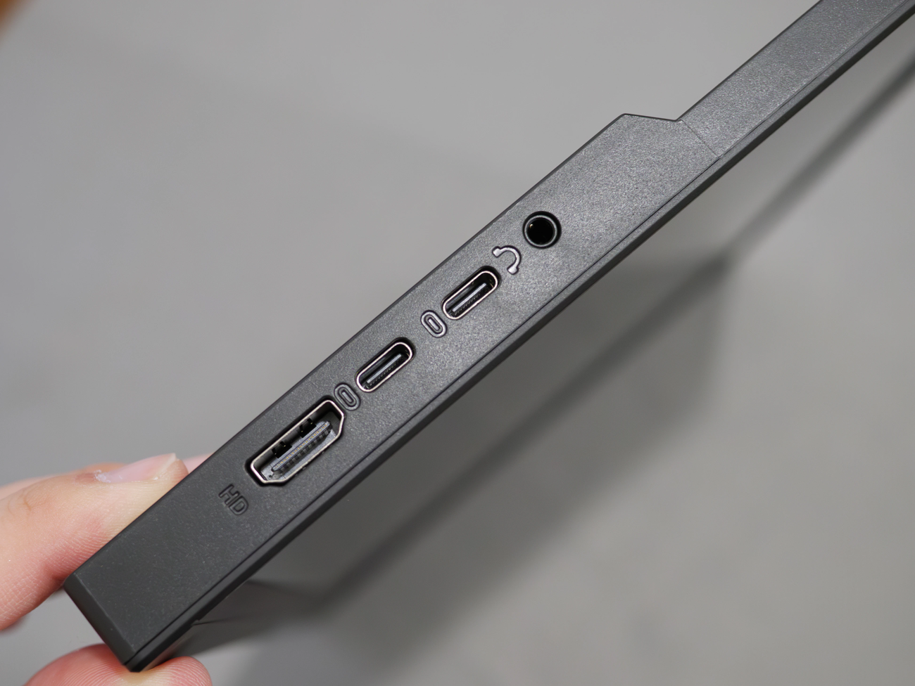 左側面ポート 3.5mmヘッドホンジャック / USB-C x 2 (TYPE C1, TYPE C2) / HDMI