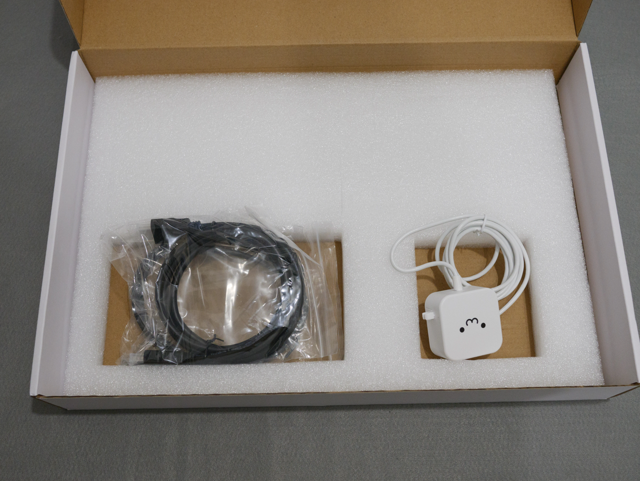 付属品 HDMIケーブル / USB-C to Cケーブル / USB-C AC充電器