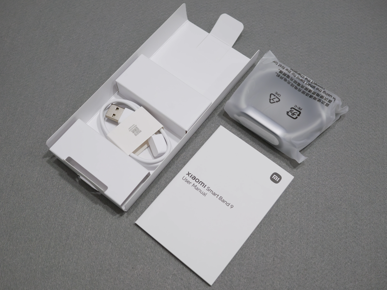 付属品は、説明書と充電ケーブルのみ