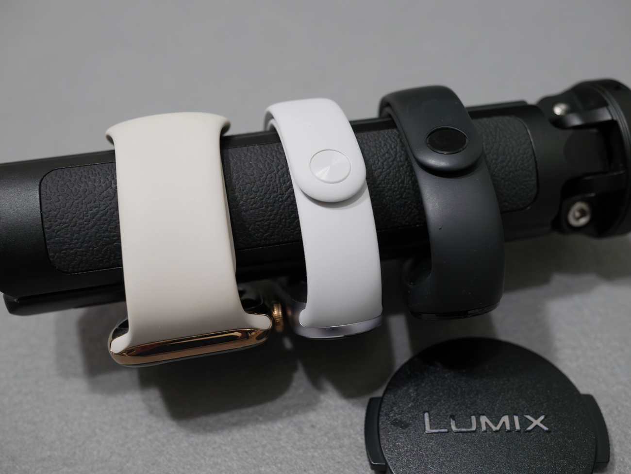 バンドを比較: Apple Watch ストーンスポーツバンド/Band 9 グレイシャーシルバー/Band 7 黒